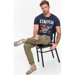 T-SHIRT MĘSKI Z NADRUKIEM. Niebieskie t-shirty męskie TOP SECRET, na jesień, l, bez wzorów, z bawełny, bez kołnierzyka. W wyprzedaży za 19.99 zł.
