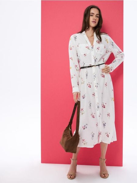 Wiskozowa koszulowa sukienka midi z domieszką lnu w kwiatowy nadruk - wielobarwny. Sukienki damskie Sinsay, l, bez wzorów, z wiskozy, bez kołnierzyka, bez ramiączek, midi, koszulowe. Za 69.99 zł.