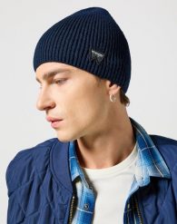 WRANGLER MĘSKA CZAPKA ZIMOWA EASY BEANIE NAVY 112356867 W0M8011976. Niebieskie czapki męskie Wrangler, na zimę, bez wzorów. Za 79.99 zł.