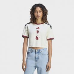 Koszulka z trzeciego zestawu Manchester United 26/27 o skróconym fasonie. Białe t-shirty damskie Adidas, m, bez wzorów, z materiału, bez kołnierzyka. Za 369.00 zł.