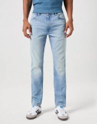 MĘSKIE SPODNIE WRANGLER LARSTON PALAMINO 112350842 W18S017958. Spodnie materiałowe męskie Wrangler, bez wzorów, z jeansu. Za 229.99 zł.