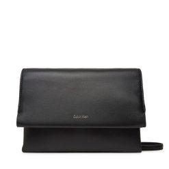 Torebka Calvin Klein. Czarne listonoszki damskie CALVIN KLEIN, bez wzorów, bez dodatków. Za 289.99 zł.