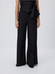 Spodnie z lyocellem - czarny. Czarne spodnie materiałowe damskie Reserved, bez wzorów, z bawełny. Za 129.99 zł.