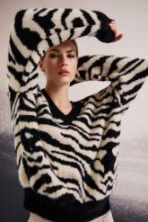Wzorzysty sweter czarny. Czarne swetry klasyczne damskie MOODO, xl, z poliamidu, bez kołnierzyka. Za 159.99 zł.