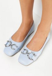 Niebieskie Balerinki z Kwadratowym Noskiem i Metalową Ozdobą Vosho. Niebieskie baleriny damskie Born2be, z aplikacjami, ze skóry ekologicznej, bez obcasa, na płaskiej podeszwie. Za 39.99 zł.