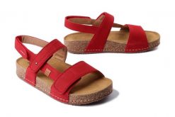 JOSEF SEIBEL 64902 381 400 Hannah 02 rot, sandały damskie. Czerwone sandały damskie Josef Seibel, bez wzorów, bez obcasa, na płaskiej podeszwie. Za 279.92 zł.