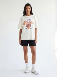 Bawełniana koszulka z nadrukiem NBA - kremowy. Białe t-shirty damskie Sinsay, l, bez wzorów, z bawełny, bez kołnierzyka. Za 39.99 zł.