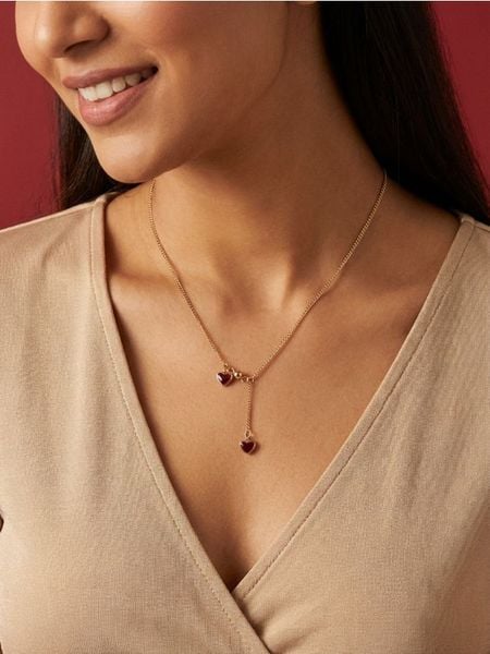 Naszyjnik z zawieszkami w kształcie serca - złoty. Żółte naszyjniki damskie Sinsay, złote. Za 9.99 zł.