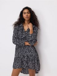 Wzorzysta sukienka mini - czarny. Czarne sukienki damskie Reserved, l, bez wzorów, z wiskozy, bez kołnierzyka, bez ramiączek, mini, rozkloszowane. Za 129.99 zł.