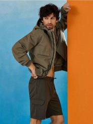 Szorty slim cargo - zielony. Zielone szorty męskie Sinsay, bez kołnierzyka. Za 49.99 zł.