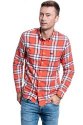 KOSZULA LEE BUTTON DOWN REGULAR LAVA RED L880ZJAF. Czerwone koszule męskie Lee, l, bez wzorów, bez kołnierzyka, bez ramiączek. W wyprzedaży za 69.99 zł.