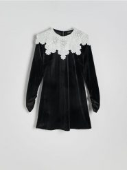 Sukienka z kontrastowym kołnierzem - czarny. Czarne sukienki damskie Reserved, l, bez wzorów, z tkaniny, bez kołnierzyka, bez ramiączek, rozkloszowane. W wyprzedaży za 119.99 zł.