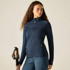 Damska bluza Ventura z kapturem i elastyczną warstwą pośrednią. Czerwone bluzy z kapturem damskie Dare 2b, z materiału. Za 328.50 zł.