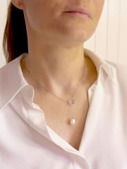 ATELIERS SAINT GERMAIN Srebrny naszyjnik z perłą - dł. 42 cm rozmiar: onesize. Szare naszyjniki damskie ATELIERS SAINT GERMAIN, srebrne. Za 289.20 zł.