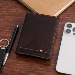 Portfel skórzany męski klasyczny pionowy z flagą brązowy RFiD Beltimore D30. Brązowe portfele męskie bez wzorów. Za 44.91 zł.