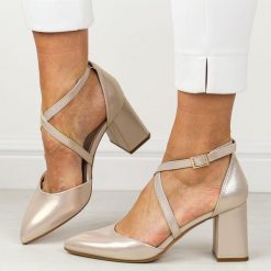 Złote błyszczące sandały damskie na słupku z zakrytymi palcami i pietą Sergio Leone Sk840. Żółte sandały damskie Sergio Leone, bez wzorów, ze skóry, bez obcasa, na słupku. Za 159.00 zł.