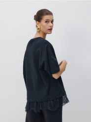 T-shirt z koronką - czarny. Czarne t-shirty damskie Reserved, l, bez wzorów, z bawełny, bez kołnierzyka. Za 89.99 zł.