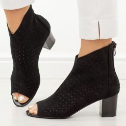 Czarne sandały damskie na obcasie z zakrytą piętą M.Daszyński 1954-23. Czarne sandały damskie M.Daszyński, w ażurowe wzory, z materiału, bez obcasa, na obcasie. Za 179.00 zł.