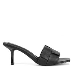 Klapki JENNY. Czarne klapki damskie Jenny, bez wzorów, bez obcasa. Za 139.99 zł.