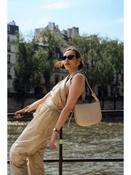 Victor & Hugo Paris Skórzana torebka "Clara" w kolorze kremowym - 26 x 20 x 9 cm rozmiar: onesize. Brązowe torebki klasyczne damskie Victor & Hugo Paris, bez wzorów, z materiału, bez dodatków. Za 347.99 zł.