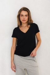 T-SHIRT KLARA CZARNY M - Flawless. Czarne t-shirty damskie Flawless, m, bez wzorów, z bawełny, bez kołnierzyka. Za 189.00 zł.