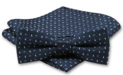 Elegancka Mucha Męska - Alties - Granat w Drobny Wzór. Niebieskie krawaty i muchy męskie Alties, bez wzorów, eleganckie. Za 54.00 zł.