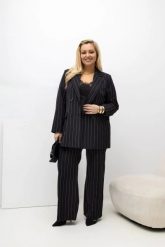 Czarny garnitur Jane – damski komplet w paski: żakiet pudełkowy i spodnie z prostą nogawką PLUS SIZE XXL OVERSIZE WIOSNA. Czarne marynarki i żakiety damskie Moda Size Plus Iwanek, l, bez wzorów, z gumy, biznesowe. Za 499.90 zł.