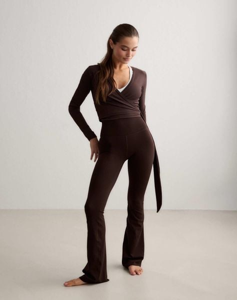 Damskie legginsy rozszerzane nogawki, wysoki stan, squat proof Sense czekoladowy. Brązowe legginsy damskie Aim'n, s, bez wzorów, z elastanu. Za 344.00 zł.