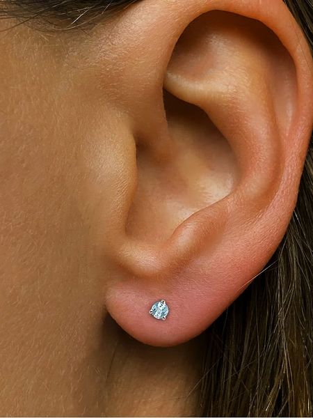 Les Petites Précieuses Srebrne kolczyki-wkrętki z topazem rozmiar: onesize. Niebieskie kolczyki damskie Les Petites Précieuses, z topazem, srebrne. Za 100.99 zł.