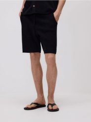 Szorty jogger z lnem - czarny. Czarne szorty męskie Reserved, z bawełny, bez kołnierzyka. Za 99.99 zł.