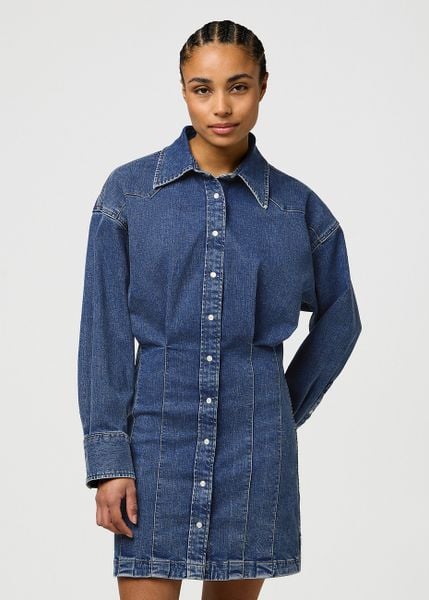 DAMSKA SUKIENKA JEANSOWA WRANGLER DARTED SKIRT DRESS SAPPHIRE TRACE 112370802. Niebieskie sukienki damskie Wrangler, s, bez wzorów, z jeansu, bez kołnierzyka, bez ramiączek. Za 269.99 zł.