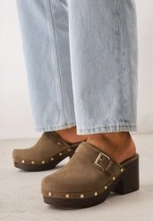 Zielone Klapki Chodaki na Słupku z Imitacji Drewna Zdobione Nitami i Sprzączką Salona. Zielone klapki damskie Born2be, z aplikacjami, bez obcasa, na obcasie. Za 109.99 zł.