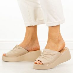 Beżowe skórzane klapki damskie na platformie Vinceza 66949. Brązowe klapki damskie VINCEZA, bez wzorów, z jeansu, bez obcasa, na platformie. Za 219.00 zł.