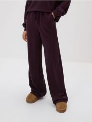 Spodnie long leg - ciemnofioletowy. Fioletowe spodnie materiałowe damskie Reserved, bez wzorów, z dzianiny. Za 119.99 zł.