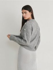 Sweter z ozdobnymi dżetami - szary. Szare swetry klasyczne damskie Reserved, l, z dzianiny, bez kołnierzyka. W wyprzedaży za 59.99 zł.