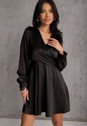 Czarna Bawełniana Sukienka VICES z Satyny z Kopertowym Dekoltem Cunelia. Czarne sukienki damskie Renee, na co dzień, l, bez wzorów, z bawełny, eleganckie, bez kołnierzyka, bez ramiączek, mini, kopertowe. Za 129.99 zł.