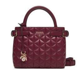 Torebka Guess. Czerwone torebki klasyczne damskie Guess, z aplikacjami, bez dodatków. Za 589.99 zł.