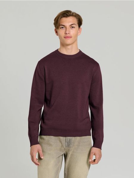 Sweter z długim rękawem - bordowy. Czerwone swetry męskie Sinsay, l, bez wzorów, bez kołnierzyka. W wyprzedaży za 29.99 zł.