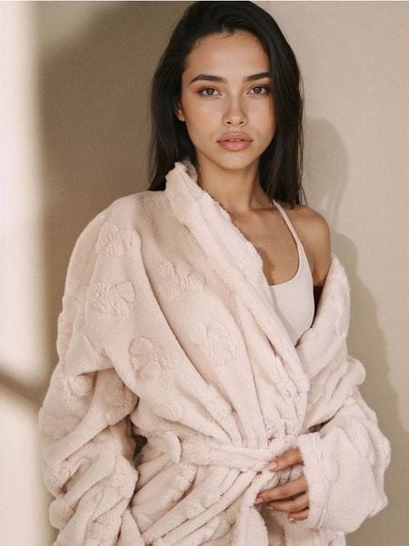 Szlafrok ze wzorkiem z kokardy - kremowy. Białe szlafroki damskie Sinsay, l, bez wzorów. Za 59.99 zł.