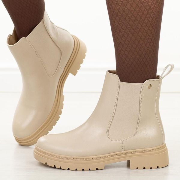 Beżowe sztyblety damskie Potocki 12201. Brązowe botki damskie POTOCKI, na jesień, z jeansu, eleganckie, z okrągłym noskiem, bez obcasa, bez zapięcia. W wyprzedaży za 102.81 zł.