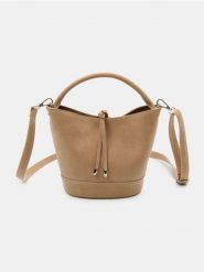 Mała torba hobo z długim paskiem z imitacji zamszu - beżowy. Brązowe torebki klasyczne damskie Sinsay, bez wzorów, małe, bez dodatków. Za 49.99 zł.