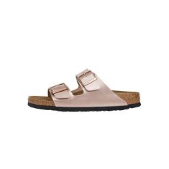 Klapki damskie Birkenstock Arizona Bf Copper. Brązowe klapki damskie Birkenstock, bez wzorów, z zamszu, bez obcasa. Za 441.00 zł.
