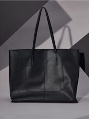 Torebka - czarny. Czarne torebki klasyczne damskie Sinsay, bez wzorów, duże, bez dodatków. W wyprzedaży za 15.99 zł.