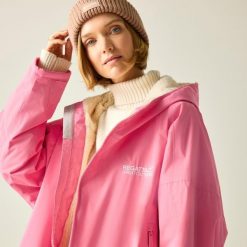 Wodoodporny szlafrok do przewijania dla dorosłych unisex. Czerwone szlafroki damskie Regatta, bez wzorów. W wyprzedaży za 329.99 zł.