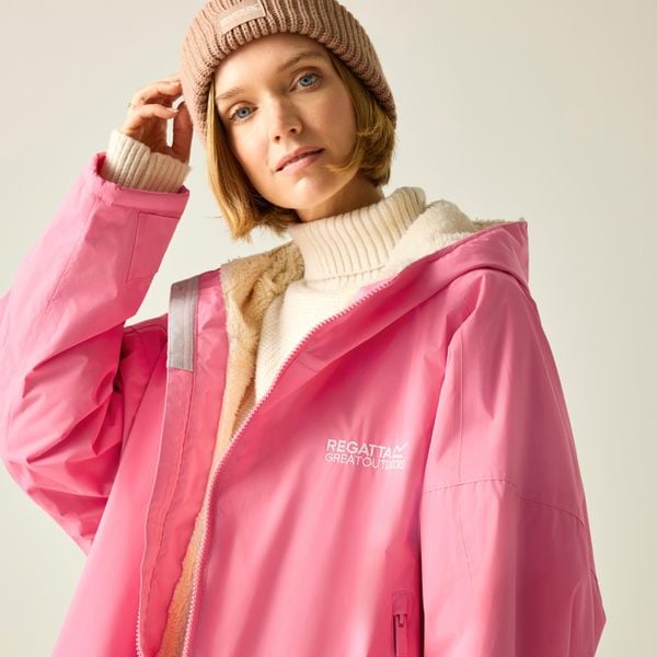 Wodoodporny szlafrok do przewijania dla dorosłych unisex. Czerwone szlafroki damskie Regatta, m, bez wzorów, z materiału. Za 279.99 zł.