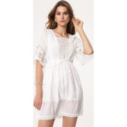 Biała Sukienka Pop In. Białe sukienki damskie Born2be, l, z aplikacjami, z wiskozy, bez kołnierzyka, bez ramiączek, mini, rozkloszowane. Za 129.99 zł.