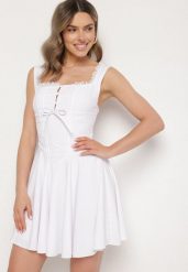 Biała Rozkloszowana Sukienka Vices w Rustykalnym Stylu z Wiązaniem Gorsetowym Foliora. Białe sukienki damskie Born2be, na co dzień, l, bez wzorów, eleganckie, bez kołnierzyka, bez ramiączek, mini, gorsetowe. W wyprzedaży za 87.99 zł.