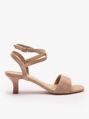 Beżowe sandały ze skóry welurowej. Brązowe sandały damskie Ryłko, bez wzorów, z gumy, bez obcasa, na obcasie. Za 399.99 zł.