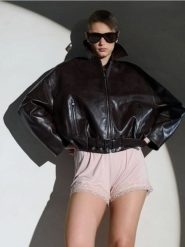 Kurtka bomber z kołnierzykiem z imitacji skóry - czarny. Czarne kurtki damskie Sinsay, l, bez wzorów, ze skóry, bez kaptura. Za 99.99 zł.