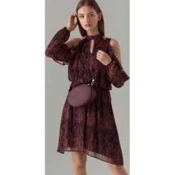 Sukienka open shoulder z motywem zwierzęcym - Czerwony. Czerwone sukienki damskie Mohito, bez wzorów, bez kołnierzyka, bez ramiączek. W wyprzedaży za 59.99 zł.